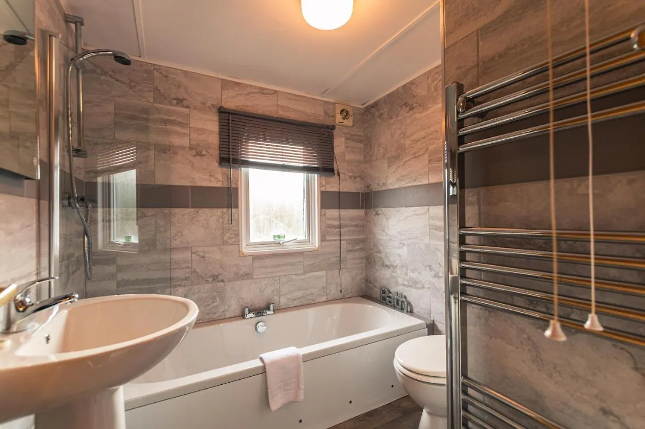 Woodland Lodge With Hot Tub Malton