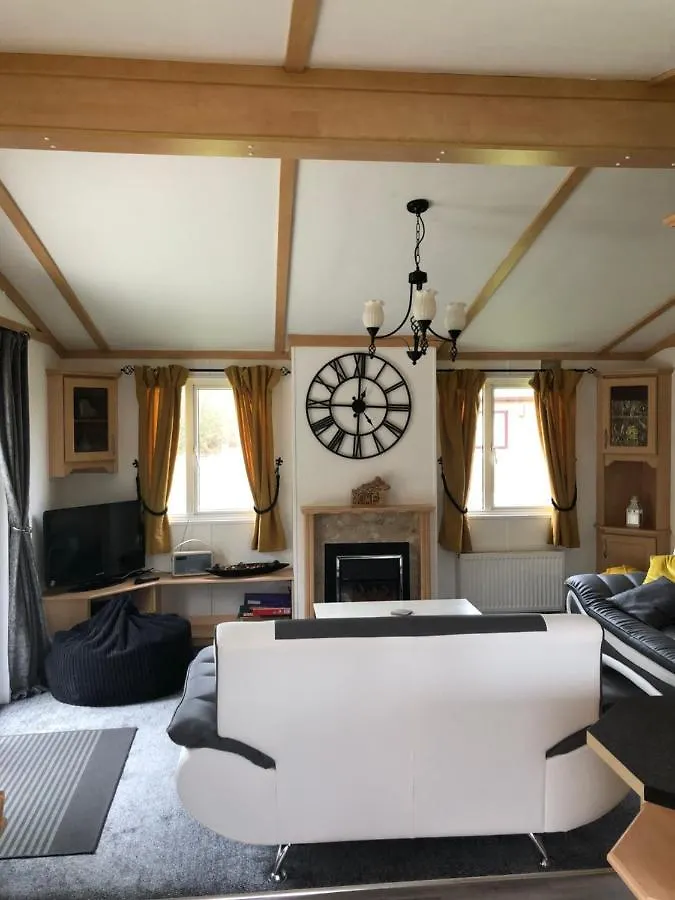 Woodland Lodge With Hot Tub Malton