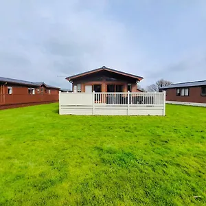 Ivy With Hot Tub Holiday home