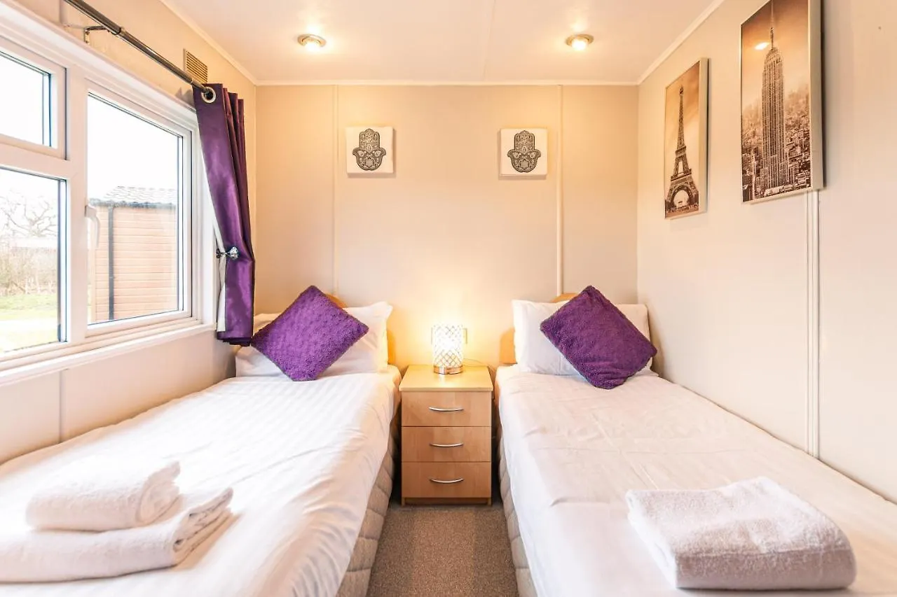 Woodland Lodge With Hot Tub Malton