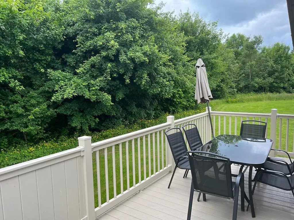 Woodland Lodge With Hot Tub Malton